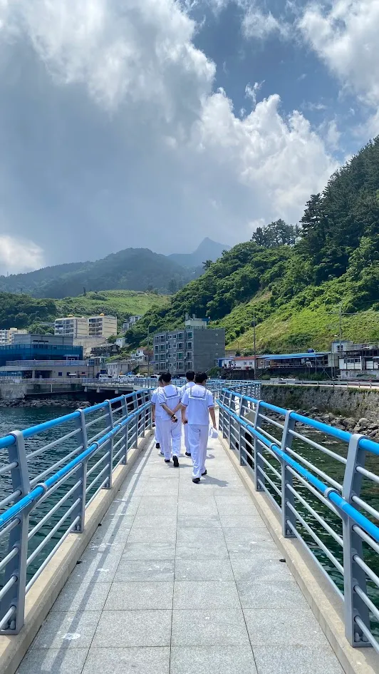 정복 수병 다리 건너기
