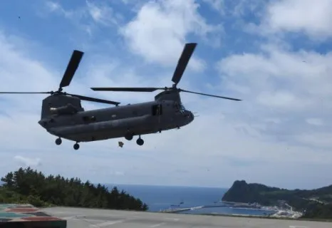 울릉도 해군 기지에 착륙하는 CH-47 치누크