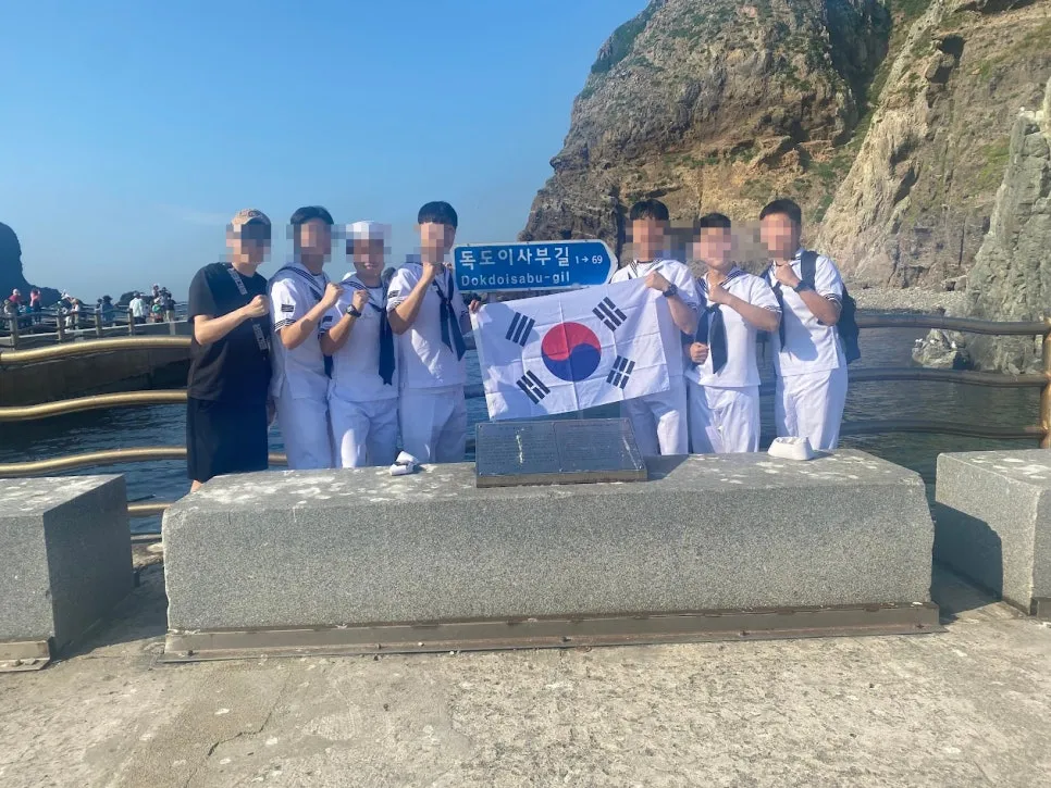 독도이사부길 표지판 앞에서