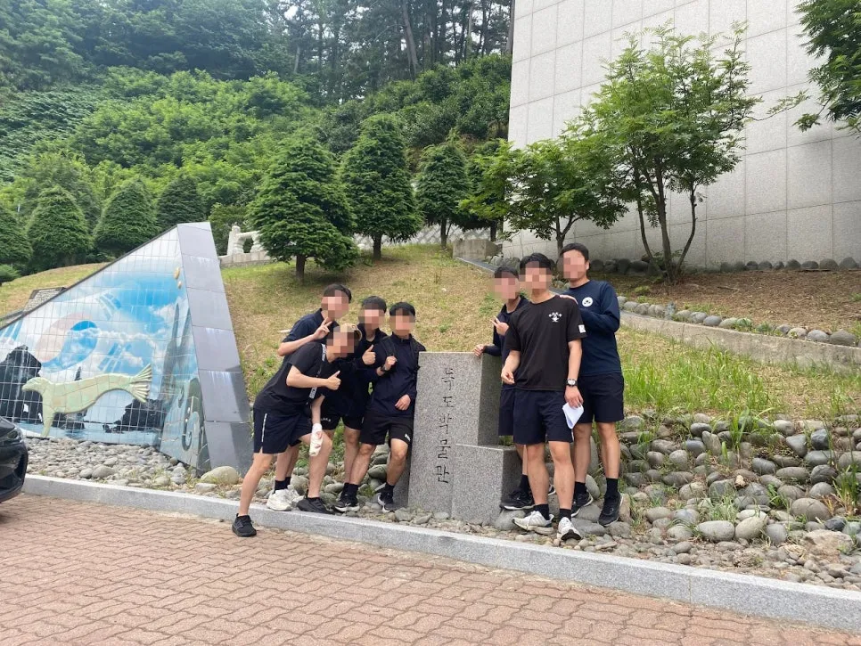 독도박물관 앞 단체 사진
