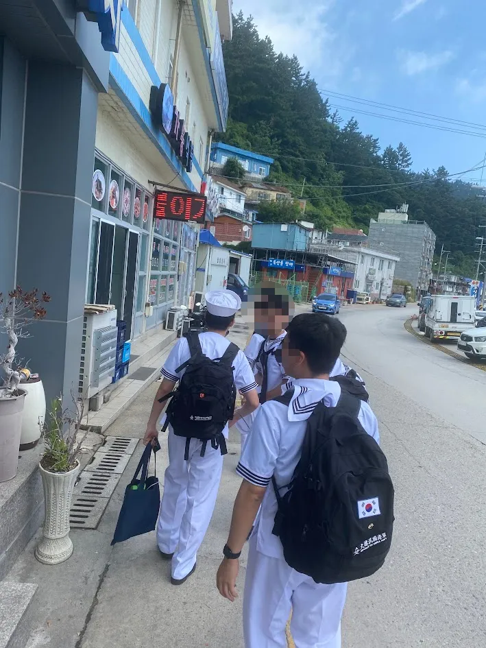 울릉도에 첫발을 디딘 정복 차림