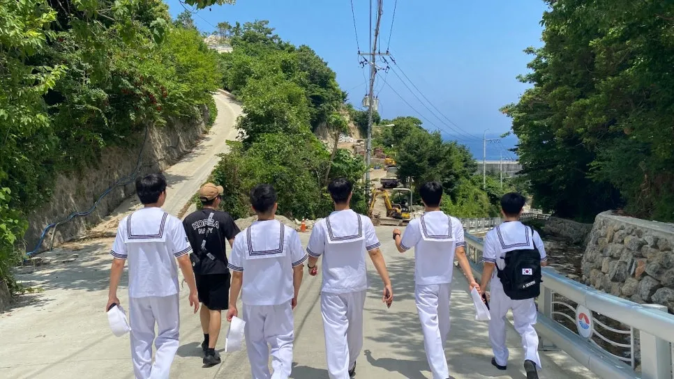 6명 정복 수병들 비탈길